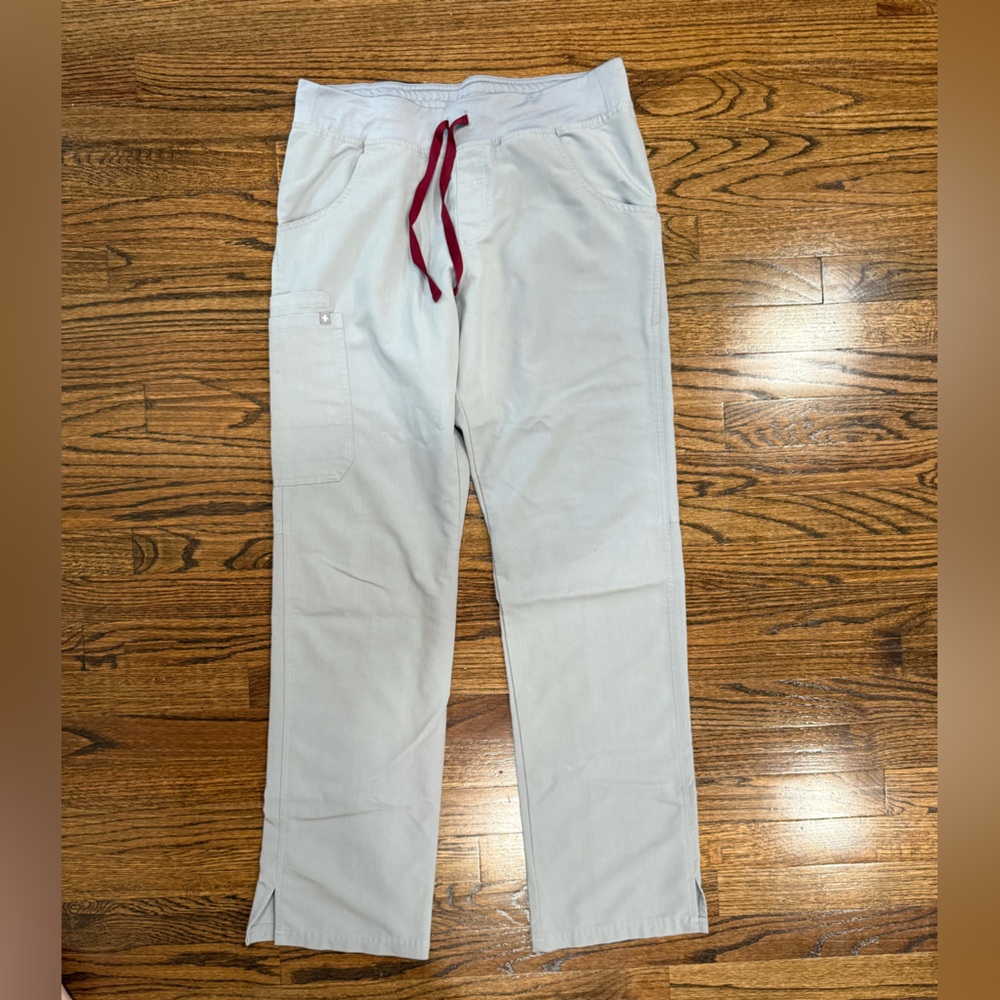 Figs Women’s light grey Kade scrub pants Medium Tall.